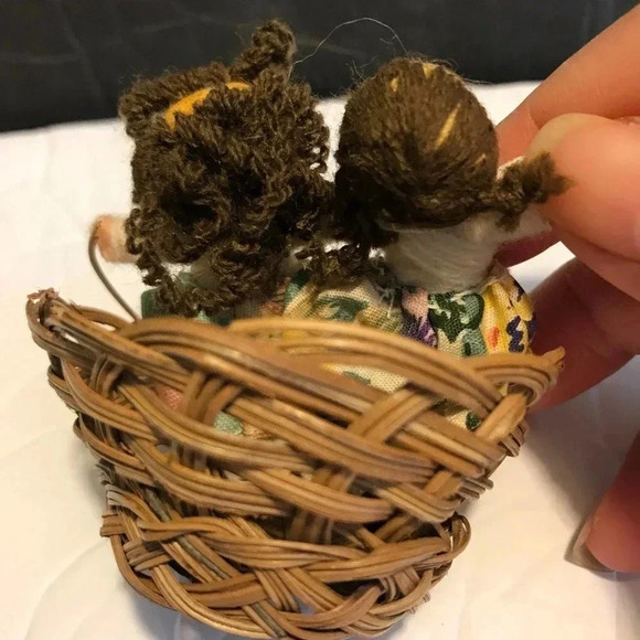 Vintage Decorative Cute Tiny dolls in the basket - Picture 2 of 3